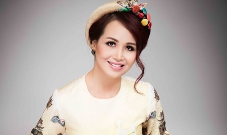 Hoa hậu Việt Nam 1990 Nguyễn Diệu Hoa duyên dáng trong tà áo dài