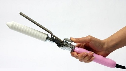 Bố mẹ giật mình phát hiện con bị giúp việc dùng máy uốn tóc nóng dí vào người