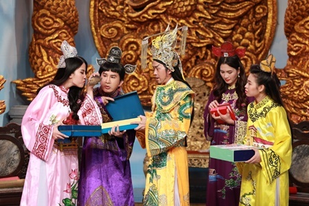 Hoài Linh tổ chức đại tiệc vạch mặt showbiz