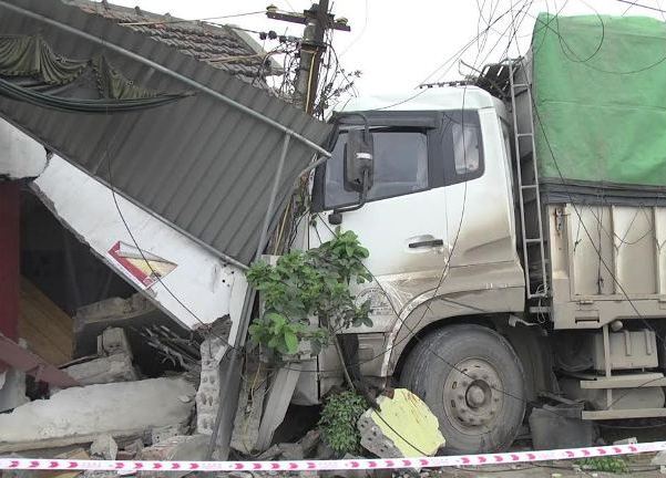 Xe tải mất lái lao vào nhà dân, 3 người thương vong