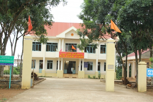 Cô giáo xông vào trụ sở công an hành hung người