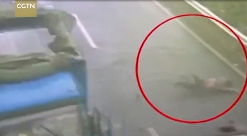 Tài xế bay ra từ cabin xe tải mất lái