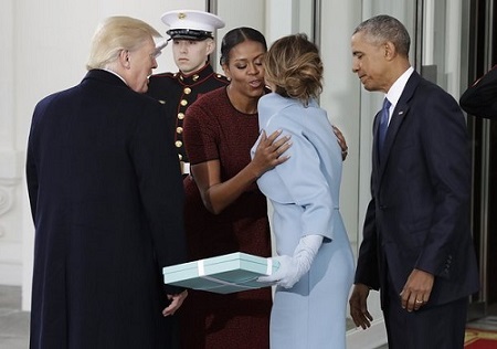 Đệ nhất phu nhân Melania Trump tặng gì cho gia đình Obama?