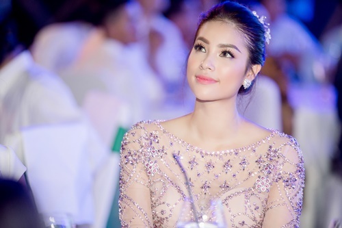 Hoa hậu Phạm Hương diện đầm như công chúa dự show cuối trong năm