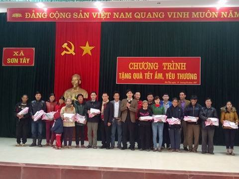 Hàng trăm suất quà Tết đến với người nghèo ở Hà Tĩnh