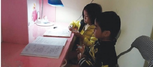 Tết ấm áp trong vòng tay bà của 3 cháu bé mồ côi