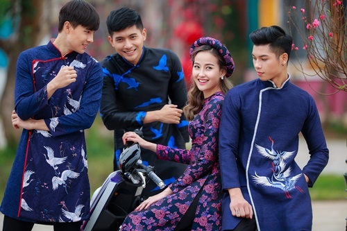 Khánh Ngân “The Face” rong ruổi đón Tết khắp mọi miền