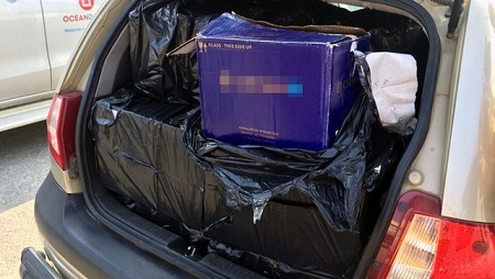 Hà Nội: Phát hiện hơn 100 chai rượu lậu trên xế hộp ngày giáp Tết