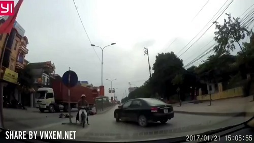 Cặp đôi phóng xe máy tốc độ cao bị ô tô đang sang đường húc văng tử vong