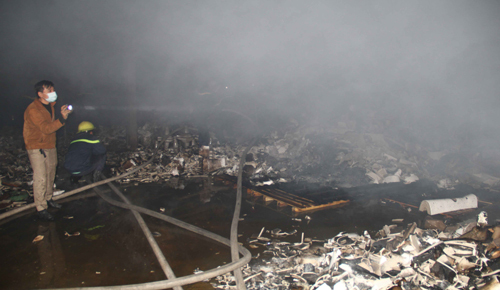 Cháy lớn tại kho gạch men ở Thanh Hóa, nhiều tài sản bị thiêu rụi