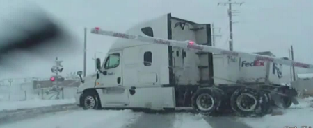 Tàu hỏa đâm gần đứt đôi toa moóc chở hàng ở Mỹ