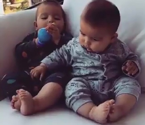 Video cậu bé một tuổi 'đọ' chân với em song sinh hút triệu người xem