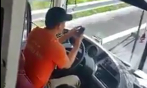 Tài xế xe khách sử dụng điện thoại, lái xe bằng cùi chỏ