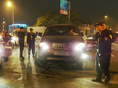 Chấm dứt hợp đồng với lái xe biển xanh tát cảnh sát cơ động