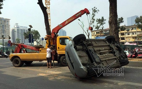 Ô tô lật ngửa trên làn đường buýt nhanh BRT, 2 mẹ con bị thương