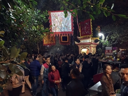 Người dân Hà Nội đi chùa, mua muối cầu may sau giao thừa