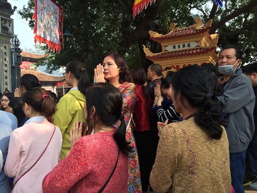 Nóng như mùa hè, hàng nghìn người vẫn chen chân vào Phủ Tây Hồ đi lễ