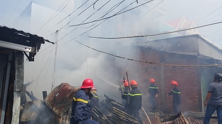 Chiều mùng 5 Tết, hỏa hoạn thiêu rụi 2 căn nhà ở miền Tây