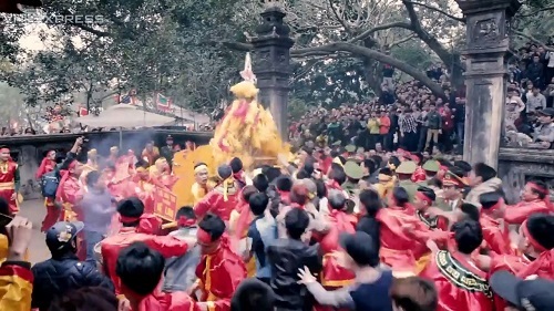 Hàng nghìn người cướp lộc hoa tre hội Gióng