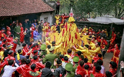 Cận cảnh dân tranh nhau vượt rào cướp lộc ở đền Gióng