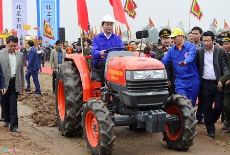 Chủ tịch nước lái máy cày trong lễ Tịch Điền ở Hà Nam