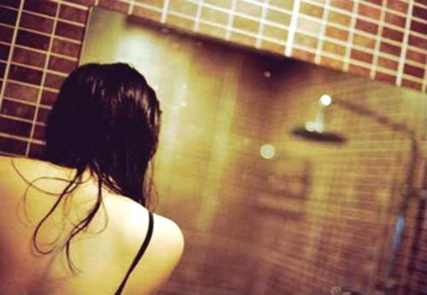 9X quay lén bà chủ tiệm hớt tóc đang tắm để tống tiền, tình