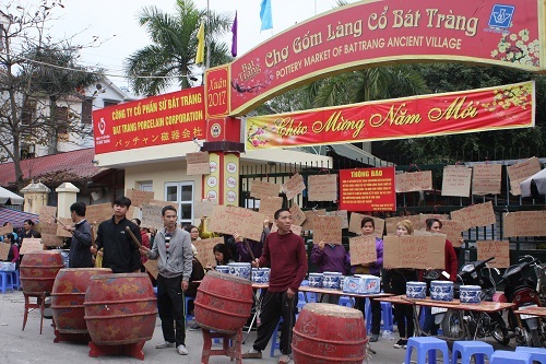 Ảnh: Hàng trăm tiểu thương chợ Gốm phản đối Hapro Bát Tràng đóng chợ