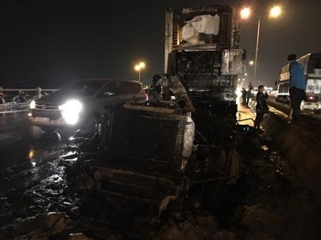 Xe container chở hoa quả bốc cháy dữ dội trên cầu Thanh Trì