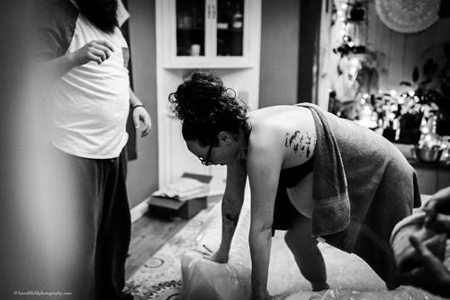 Tưởng sinh con gái, ai ngờ bà mẹ đẻ thường tại nhà bé trai nặng 5kg