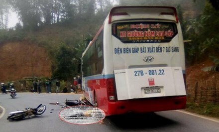 Ngã xuống đường, một phụ nữ bị ô tô cán tử vong