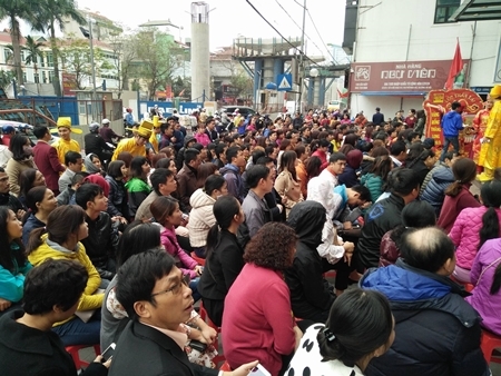 Tắc đường vì người dân xếp hàng mua vàng trong ngày vía Thần tài