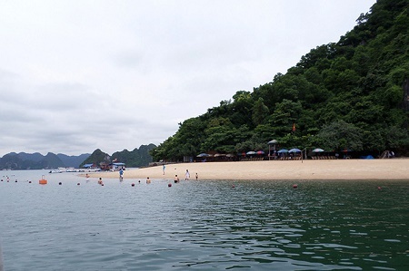 Du khách Úc rơi xuống biển khi tham quan Vịnh Hạ Long