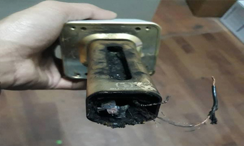 Đang sạc, micro karaoke cầm tay phát nổ sáng chói cả căn phòng