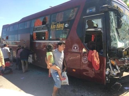 Xe tải đấu đầu xe khách, tài xế và phụ xe nguy kịch