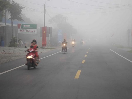 Sương mù dày đặc, dân miền Tây bật đèn xe giữa ban ngày