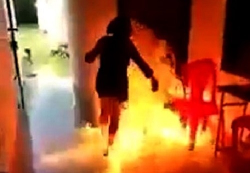 Bị nghi ngờ bắt trộm gà, em trai dùng xăng đốt chị gái