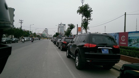 Thông tin về xe biển xanh xếp hàng đi dự lễ đền Trần là không chính xác