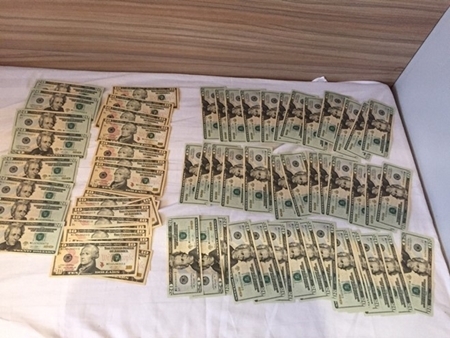 Nhân viên trả lại 1.200 USD cho du khách bỏ quên trên tàu