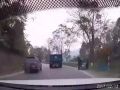 Vượt ở khúc cua, ôtô suýt gây tai nạn cho xe khách