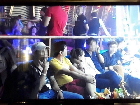 Đột kích quán bar lúc rạng sáng, hàng trăm dân chơi nhốn nháo tháo chạy