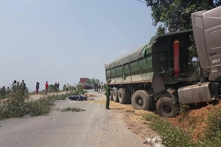 Va chạm với xe đầu kéo, người phụ nữ mang thai tử vong tại chỗ