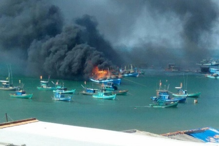 Tàu câu mực bùng cháy dữ dội, thiệt hại hơn một tỷ đồng