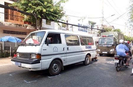 Xảy ra va chạm, xe biển xanh cán gãy chân người đi đường