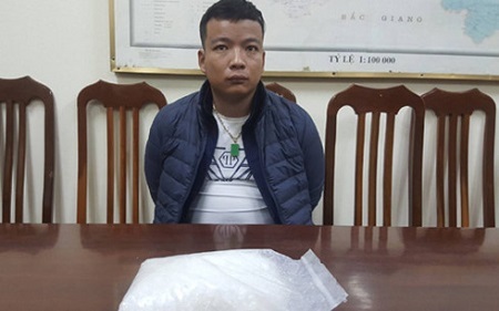 Bắt giữ nam thanh niên vận chuyển 1kg ma túy đá