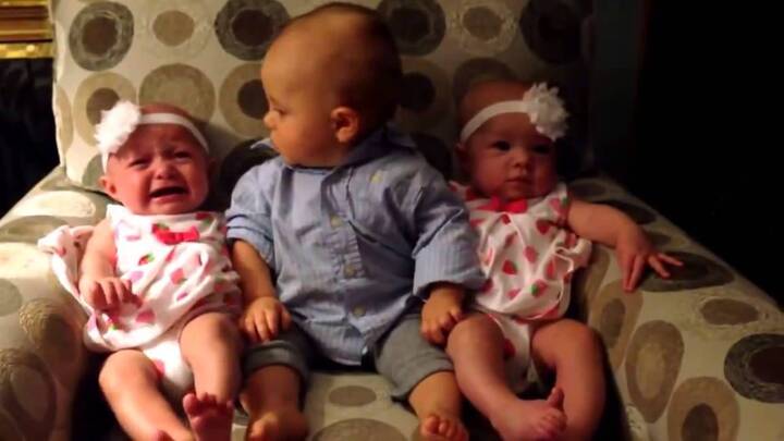 Phản ứng siêu hài hước của bé trai khi lần đầu gặp em gái song sinh