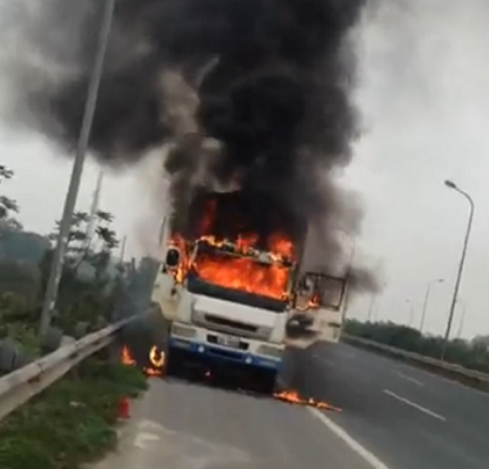 Xe tải bốc cháy dữ dội trên đại lộ Thăng Long