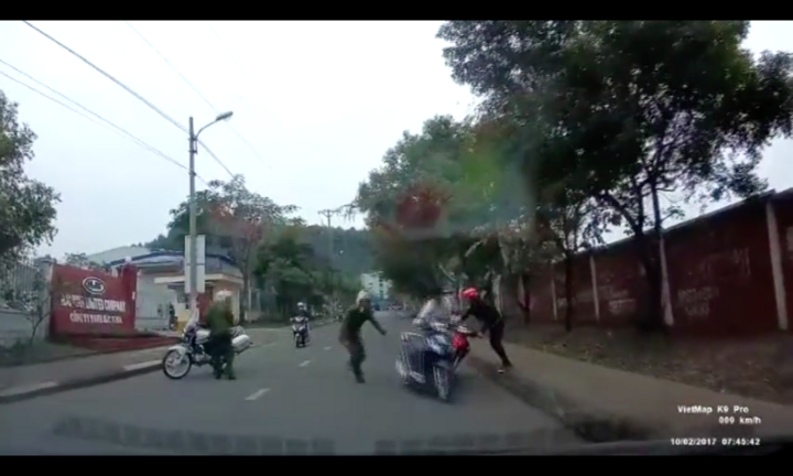 Thanh niên dắt xe máy tông vào người khác trước mặt công an