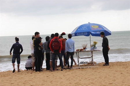 Tắm biển Quy Nhơn, hai sinh viên bị sóng cuốn mất tích 