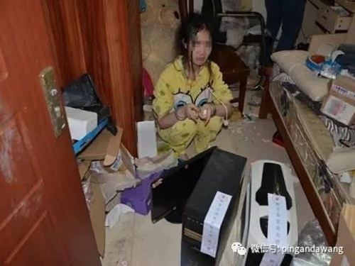 Phát khiếp với căn phòng của nữ hacker 9X một năm không tắm, không ra khỏi cửa