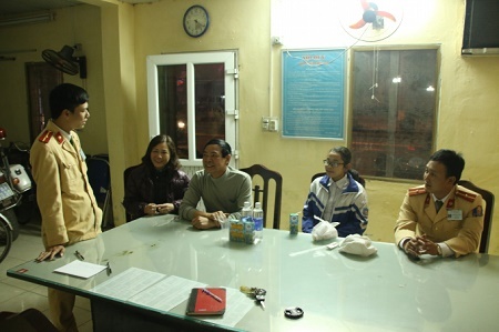 Cảnh sát giúp bé gái đi lạc từ Thái Bình sang Phủ Lý về với gia đình